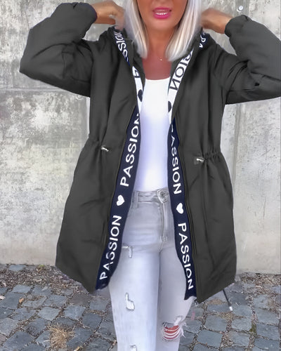 Juana | Abrigo casual con capucha y estampado de letras