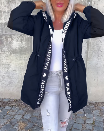 Juana | Abrigo casual con capucha y estampado de letras