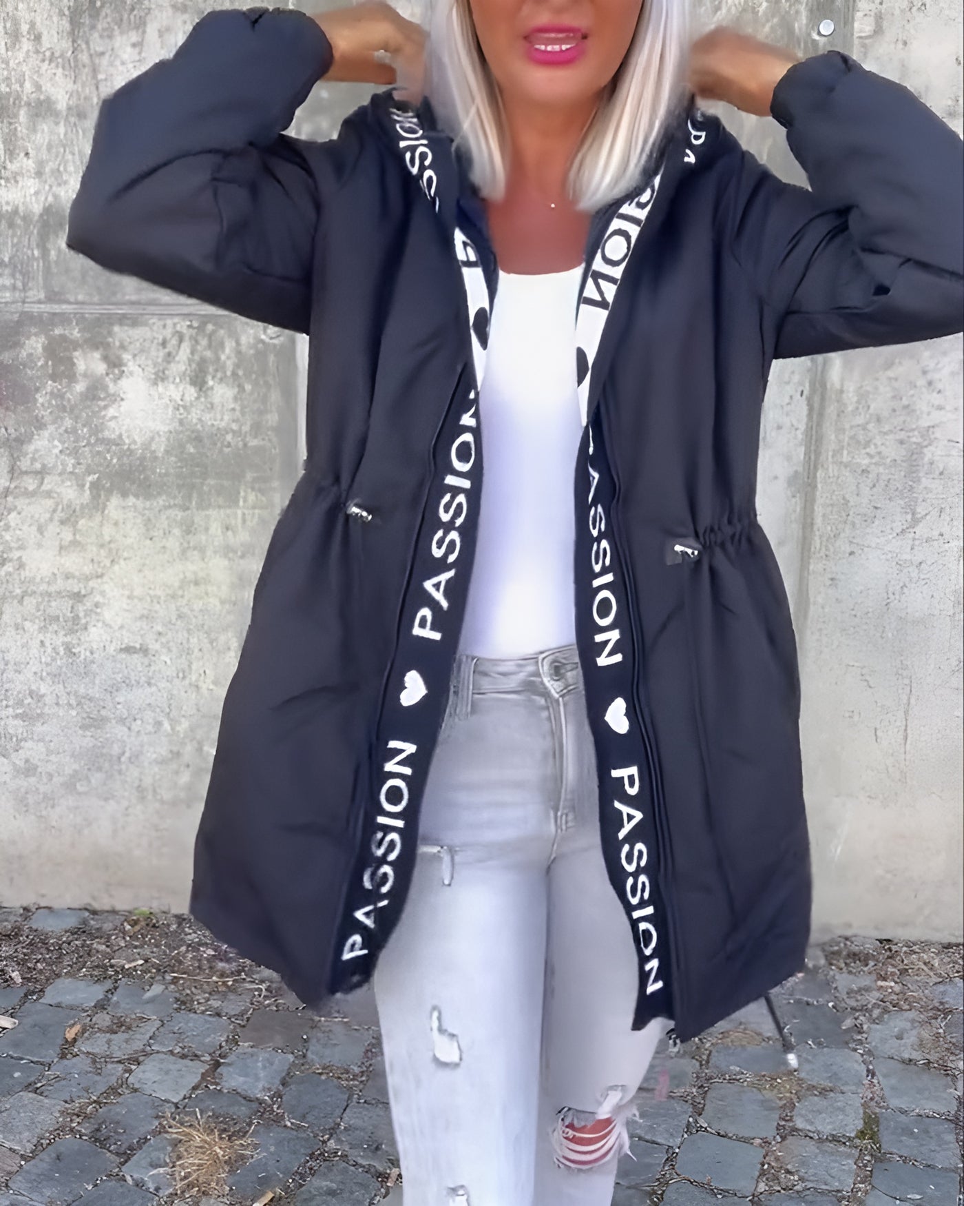 Juana | Abrigo casual con capucha y estampado de letras