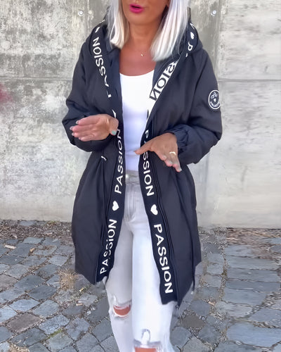 Juana | Abrigo casual con capucha y estampado de letras
