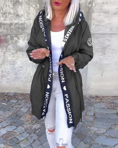 Juana | Abrigo casual con capucha y estampado de letras