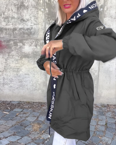 Juana | Abrigo casual con capucha y estampado de letras