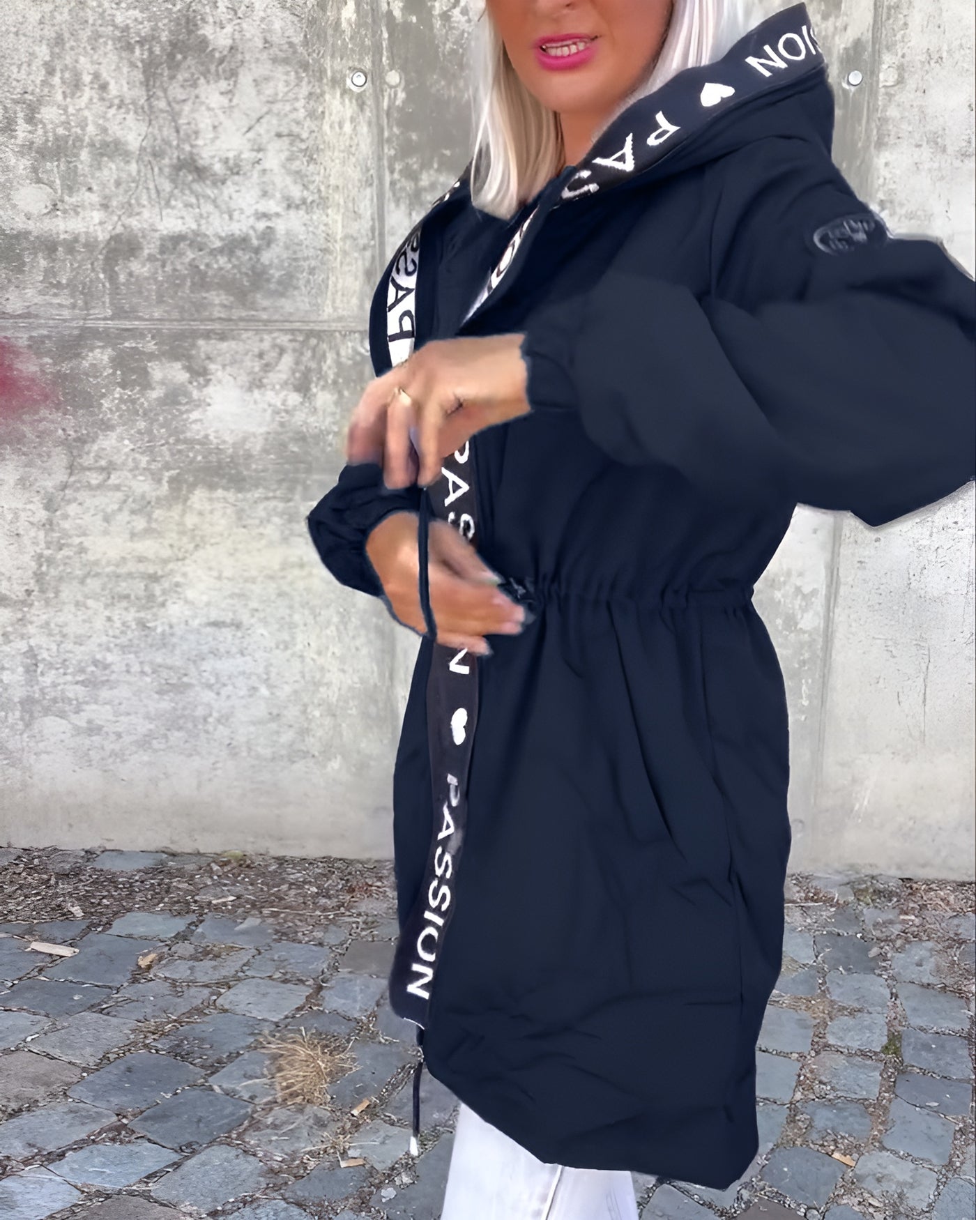 Juana | Abrigo casual con capucha y estampado de letras