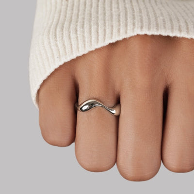 Anillo de ondas de plata