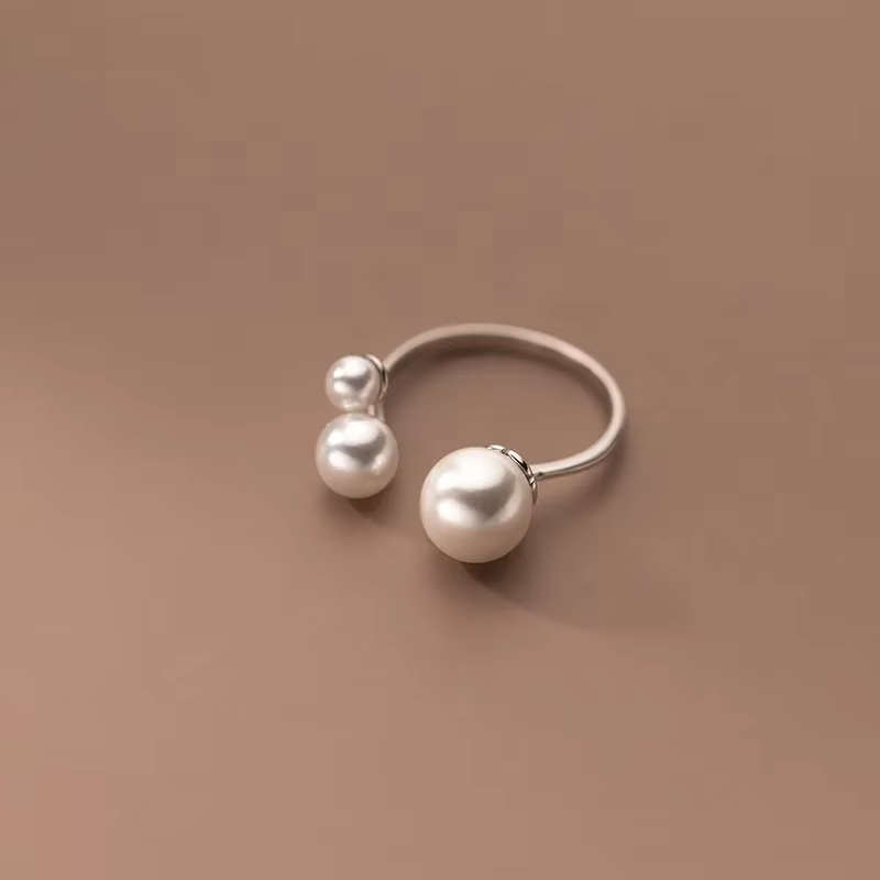 Anillo ajustable en perlas de agua dulce triple