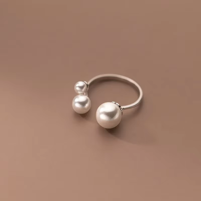 Anillo ajustable en perlas de agua dulce triple