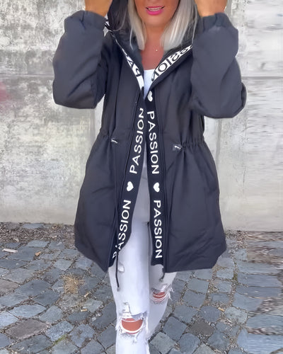 Juana | Abrigo casual con capucha y estampado de letras