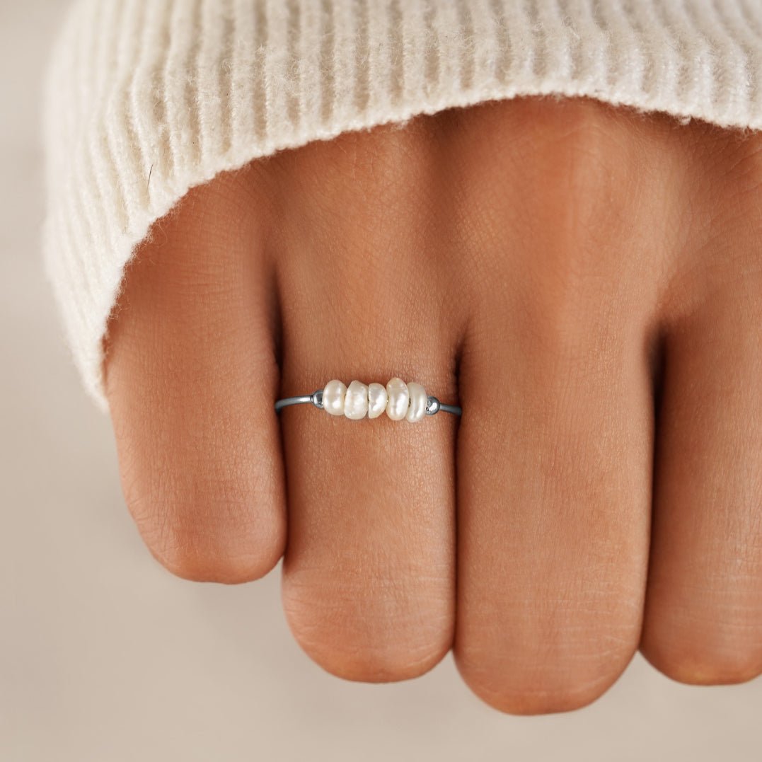 Anillo de plata con perlas de agua dulce clásicas
