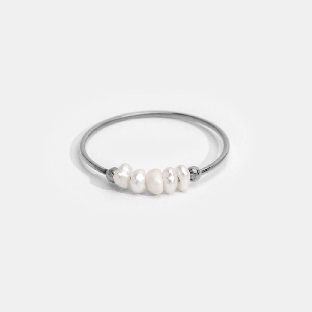 Anillo de plata con perlas de agua dulce clásicas