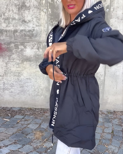 Juana | Abrigo casual con capucha y estampado de letras