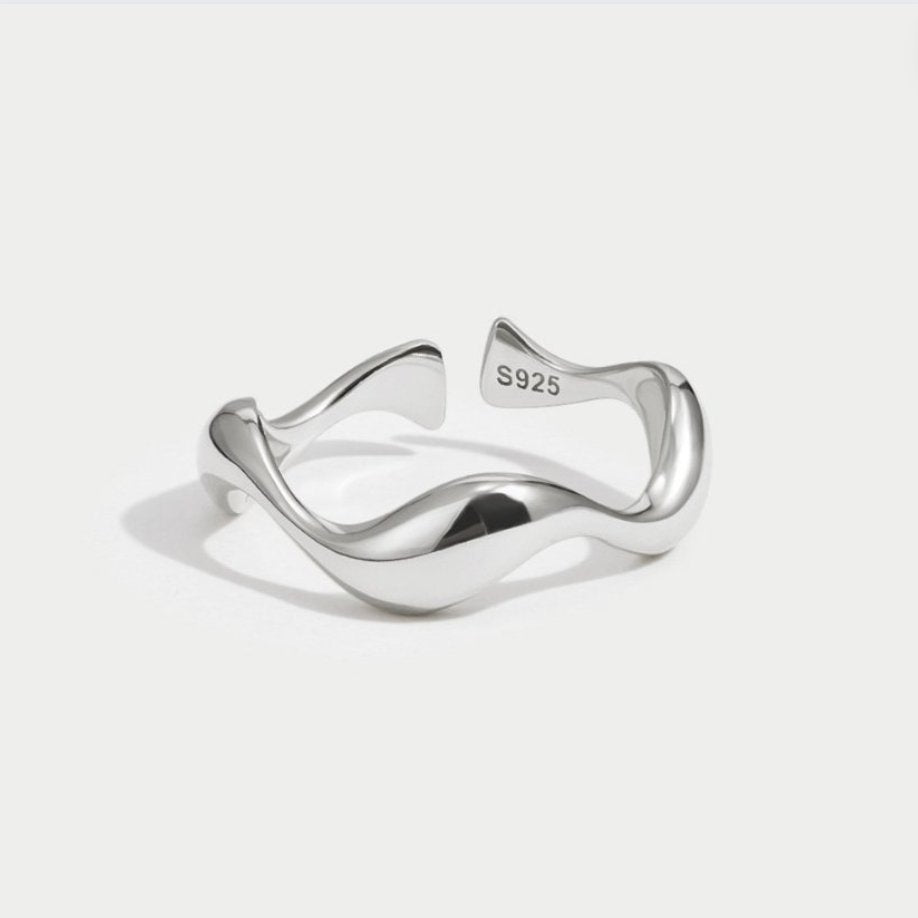 Anillo de ondas de plata